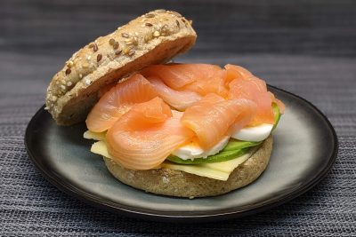 bagel con salmon y aguacate