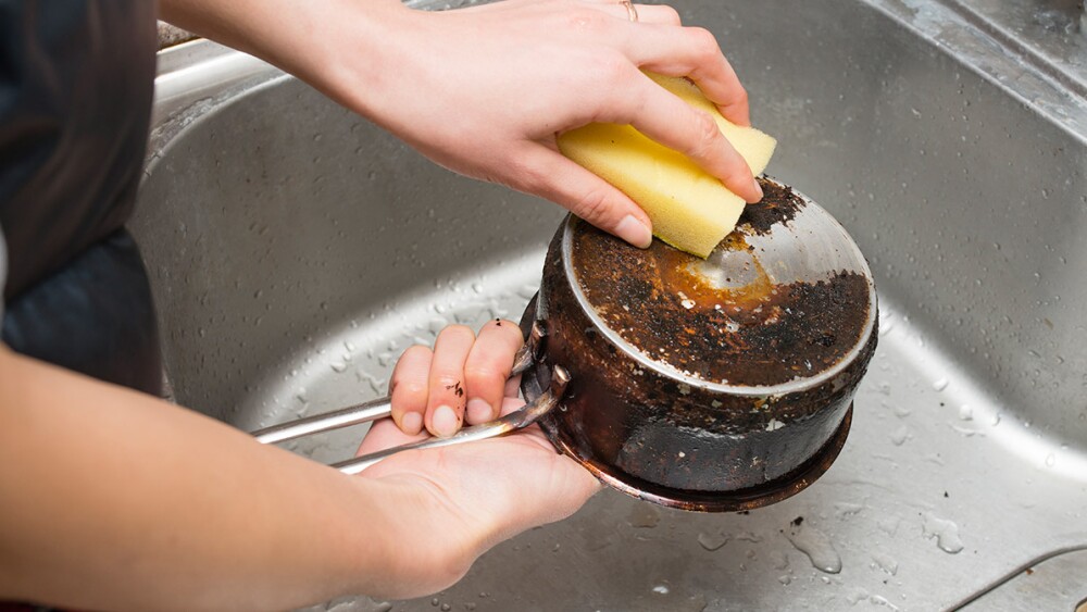 conoce la tecnica japonesa para limpiar ollas quemadas y dejarlas como nuevas