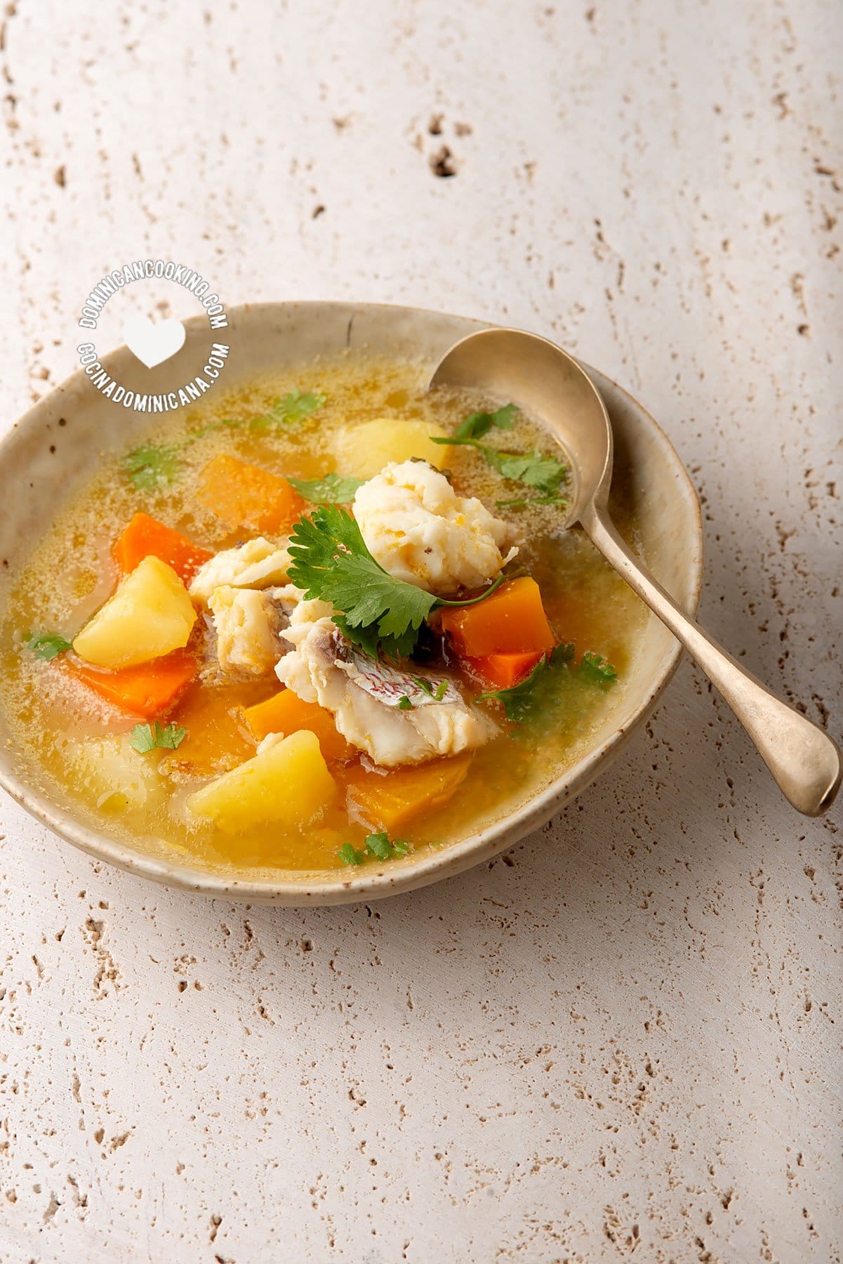 Deliciosa y nutritiva sopa de cabeza de pescado 1 deliciosa y nutritiva sopa de cabeza de pescado
