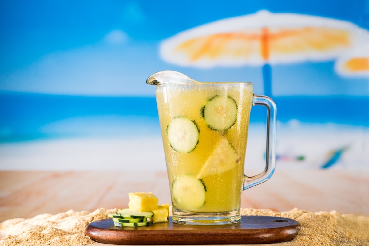 Refrescante agua de piña con pepino y lima - 2025