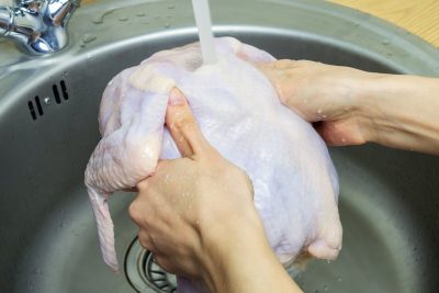se debe lavar el pollo antes de cocinarlo mitos y verdades de esta practica